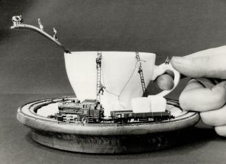 Cafe au choo-choo, The train model sitting on the edge of this coffee cup with its load of sugar cubes is a Z gauge train that actually works. It was (...)