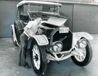 A 1918 Pierce-Arrow is the pride of the collection of antique cars owned by Ron Fawcett of Whitby, and he drove it 1,200 miles on holidays last year. (...)