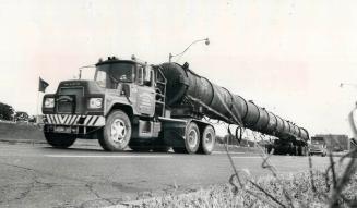 And that's a whole lot of Iron Tower, Longest load ever allowed by the police to take to the road was this 102-foot iron tower which started from the (...)
