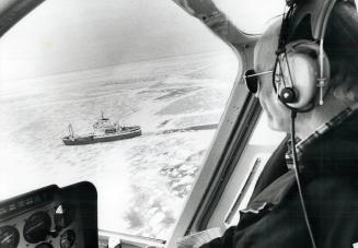 Icebreaker Griffon Crunches its way through 3-foot-thick ice on Nottawasaga Bay off Collingwood as its observer-helicoptor and pilot Stuart Fraser hov(...)