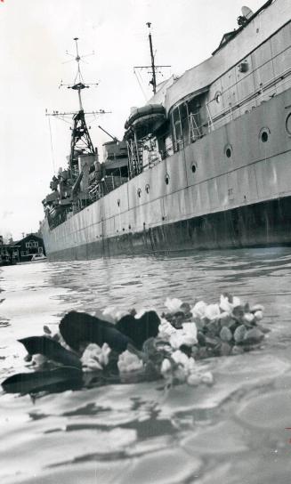 Wreath of remembrance, Memorial wreath floats on the waters of Toronto harbor after service yesterday aboard HMCS Haida to mark the 22nd anniversary o(...)