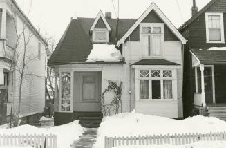 House, Kippendavie Avenue, no. 34, west side, north of Kew Beach Avenue, Toronto, Ontario