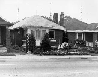 House, Lawrence Avenue West, north side, between Greer Road and Elm Road, Toronto, Ontario. Ima ...