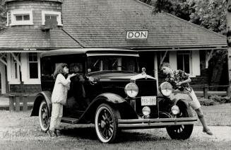 Those were the days, Antique cars like this 1929 Durant Model D66 being checked out by Sandra Mellow, 10, and Marco Mideiros, 11, of St. Henien's Cath(...)