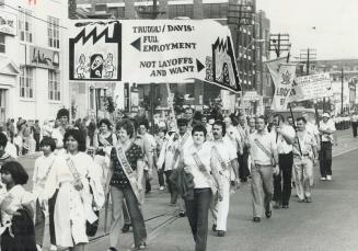 Full employment without controls was the theme of the annual Labor Day parade in Toronto as about 14,900 trade unionists, floats, bands and drum major(...)