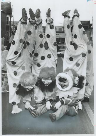 The clowns almost stood on their heads today to entertain thousands of starry-eyed children who turned out to see Eaton's annual Santa Claus parade in(...)