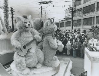 Trio of musical pussycats revolve around and around to their own music, and to the delight of 600,000 spectators who lined the six-mile route of today(...)