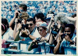 Blue Jays say 'cheese' for camera-toting fans, Blue Jays Rick Leach (left) and Lloyd Moseby ham it up before yesterday's game against Chicago White So(...)