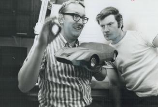Model of smokeless car that they will enter in the 4,500-mile Boston-to-Pasadena Clean Air Car Race is displayed by transportation designer Ken Ball ((...)
