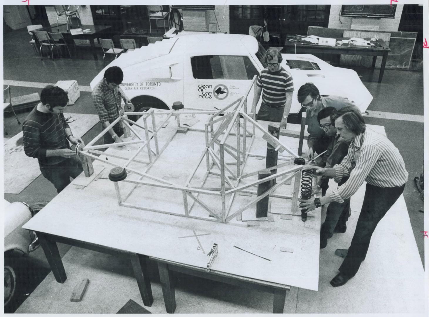 Pollution-free car at U of T, University of Toronto engineering students show the space frame for the all-electric, pollution-free urban vehicle they (...)