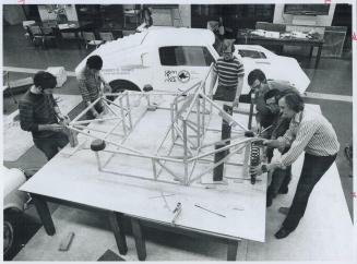 Pollution-free car at U of T, University of Toronto engineering students show the space frame for the all-electric, pollution-free urban vehicle they (...)