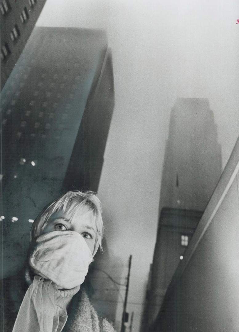 Smog blanket over Toronto prompted Arlene Abbott to wear gauze surgical mask on her way to work this morning to filter out pollutants which could be a(...)