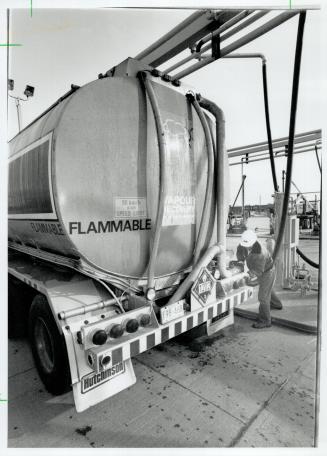 Clearing the air, Esso Petroleum Canada driver Yvon Bissonette checks the controls of a vapor recovery system, just launched to reduce air pollution b(...)