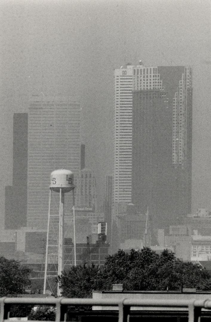 A dirty brown cloud of pollutants descends on downtown Toronto today, and the environment ministry says it will be with us for the rest of the week. T(...)
