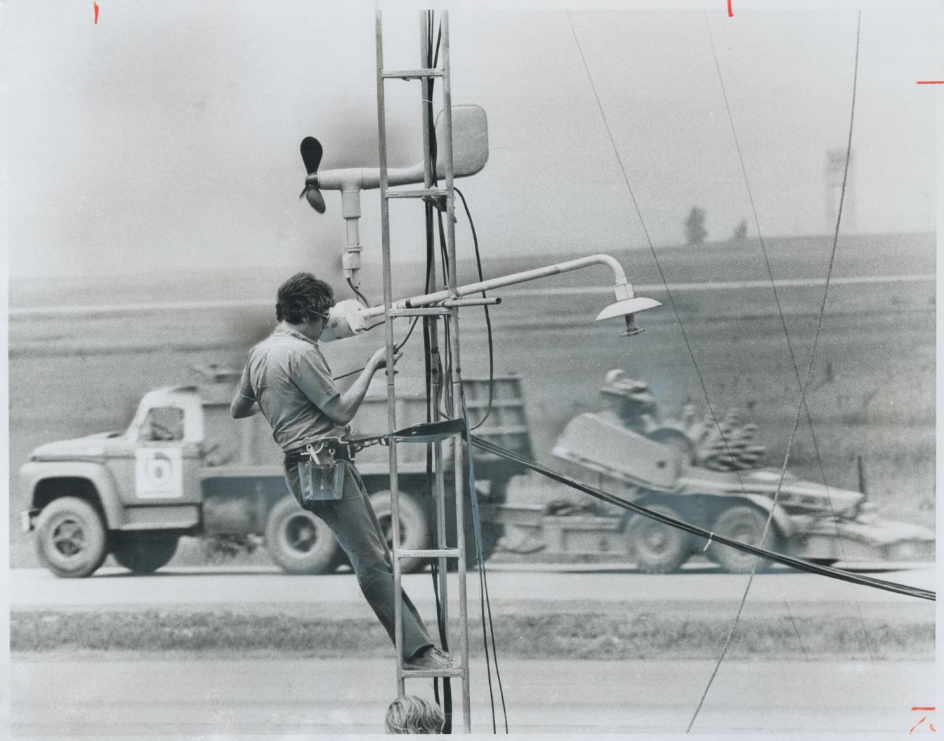 Carbon monoxide released by traffic on Highway 401 near the airport will be measured by the monitoring equipment Gary Shienfield is installing on a 40(...)