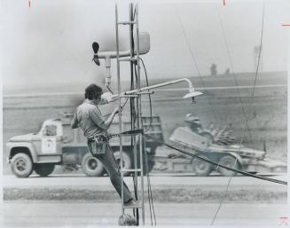 Carbon monoxide released by traffic on Highway 401 near the airport will be measured by the monitoring equipment Gary Shienfield is installing on a 40(...)
