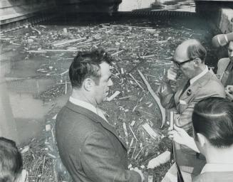 It's certainly a mess, Conservative Leader Robert Stanfield (left) comments as Toronto Alderman Tony O'Donohue shows him the jumble of tin cans, bottl(...)