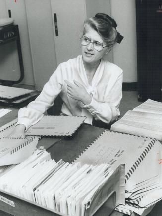 One of the 17 women working in the Undeliverable Mail Office, Violet Toth tries to track down destination of misguided letters on her desk. Last year,(...)