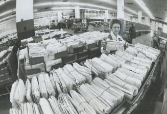 The backlog of mail piled up in Terminal A during the 11-day postal strike began to move today after maintenance workers lifted their picket lines. So(...)