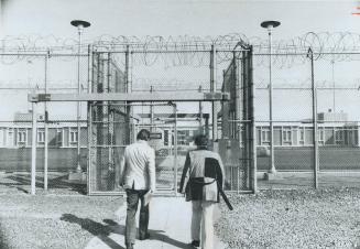 Electronic double gates are at the entrance to Millhaven penitentiary near Kingston, where there have been two murders, a bloody suicide and constant (...)
