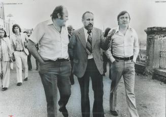 As three lifers hold 15 hostages in the British Columbia penitentiary, at New Westminster, prison director Dragan Cernetic (centre) confers with two o(...)