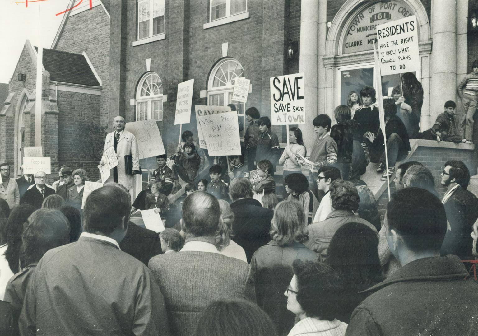 About 150 residents of Port Credit protest yesterday outside town hall over council's approval of an apartment-town house project that will house 2,50(...)