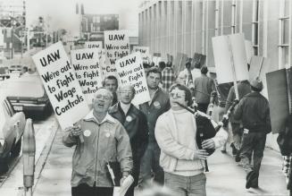 Auto union workers in Oshawa staged their protest march against anti-inflation controls in front of motor city's post office today. United Auto Worker(...)