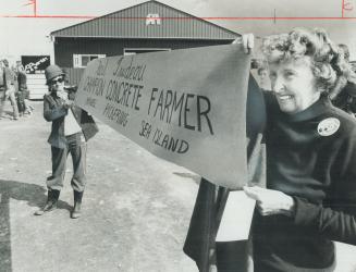 Protesting the expropriation of farmland to make way for the proposed Pickering airport, People OrPlanes members Margaret Godfrey (right) and Rhoda Al(...)