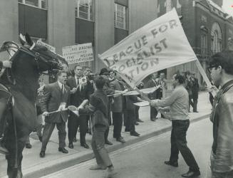 Fists flew in a series of scuffle as 500 placard-waving anti-Viet Nam war demonstrators and 100 placard-waving supporters of the right-wing Edmund Bur(...)