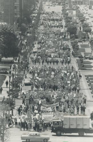 Stalwart Unionists in their thousands today marched along University Ave