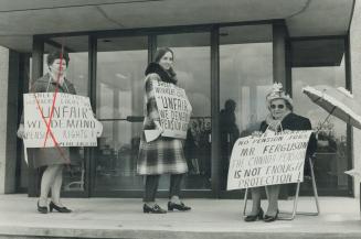 Two secretaries, Beth Cullen (left) and Mary Smith take posts outside Ontario Federation of Labor building in Don Mills, claiming Sheet Metal Workers (...)