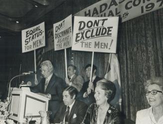 'Men's Lib' conquers hadassah-for $100 fee, While other husbands of Hadassah members cheer, Paul Hanover at the podium demands right of men to join th(...)
