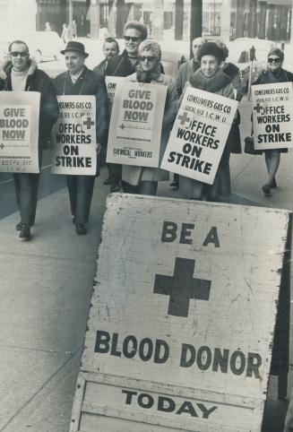 Walk right in, lie right down, Gadzooks, what's this? Picketers urging, yes urging, people to cross their picket line! Smiling strikers at the downtow(...)