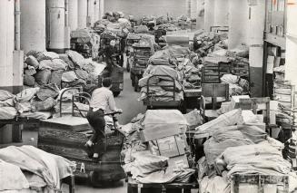 The backlog of mail that piled up last week and yesterday when Toronto postmen refused to work overtime on the weekend, began moving today as the men (...)