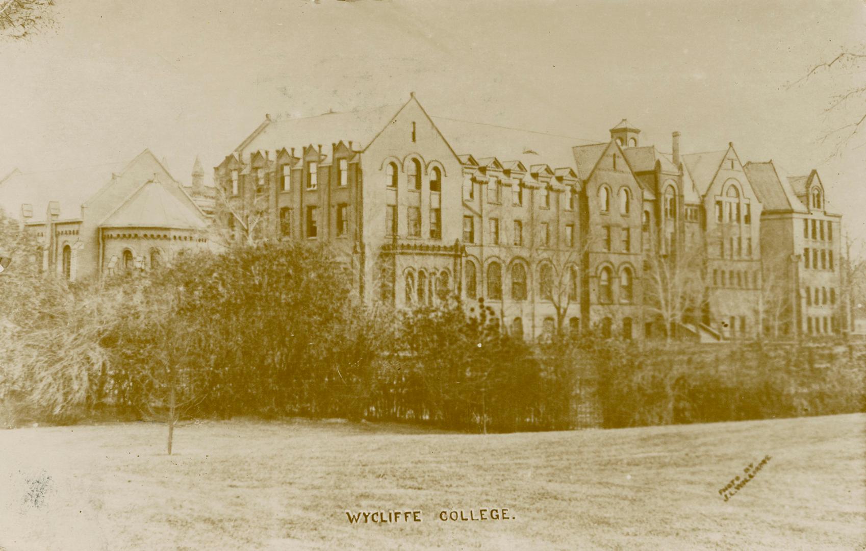 Black and white photograph of a very large collegiate building.