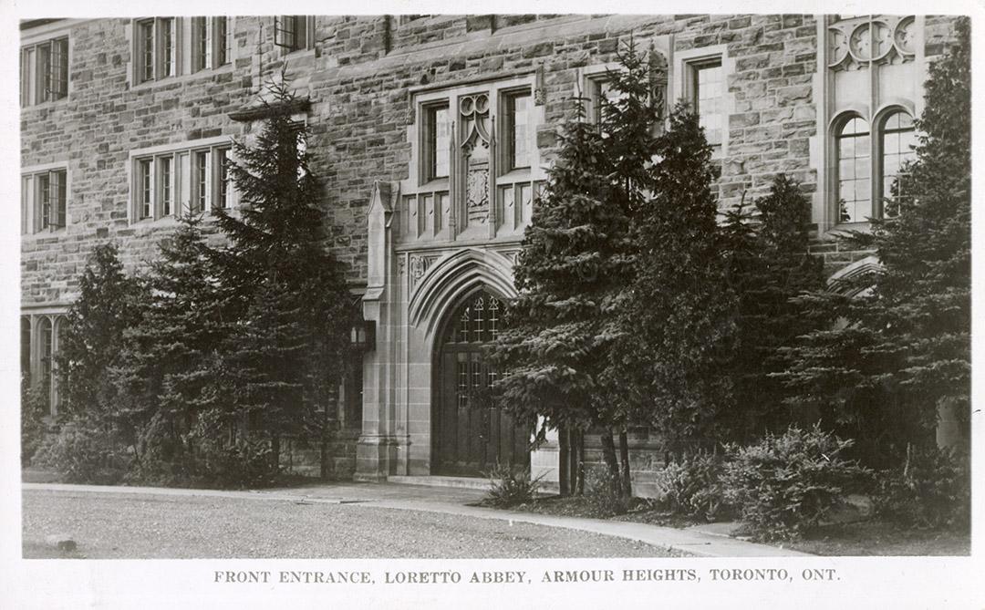 Black and white photograph of a door in a collegiate gothic building.