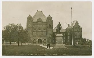 Black and whie photograph of a large government building in the Ricardsonian Romanesque style.