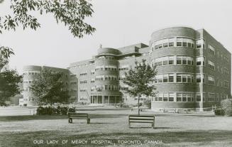 Picture of a large hospital building. 