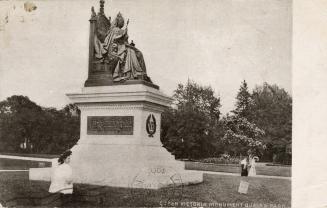 Picture of Queen Victoria monument.