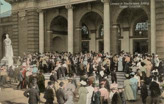 Colorized photograph of a very large crowd in front of an arched entrance to public building.