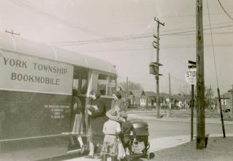 Picture of children lined up at a bookmobile. 