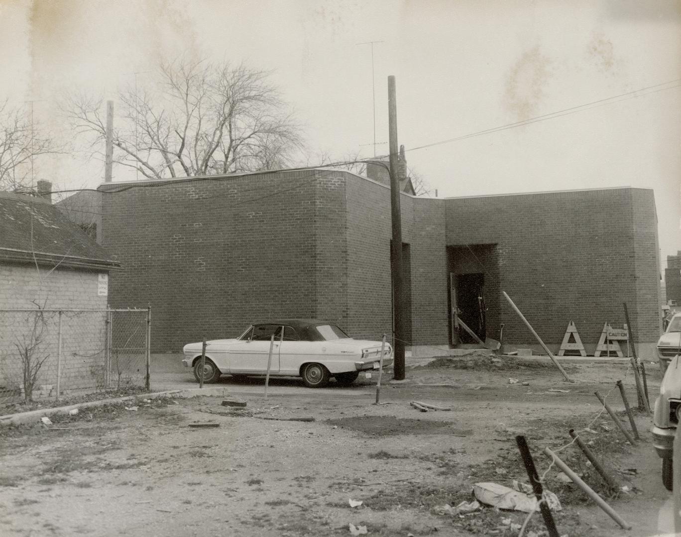 Picture of a one storey library under construction. 