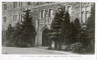 Black and white photograph of a door in a collegiate gothic building.