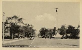 Picture of wide street with large monument. 